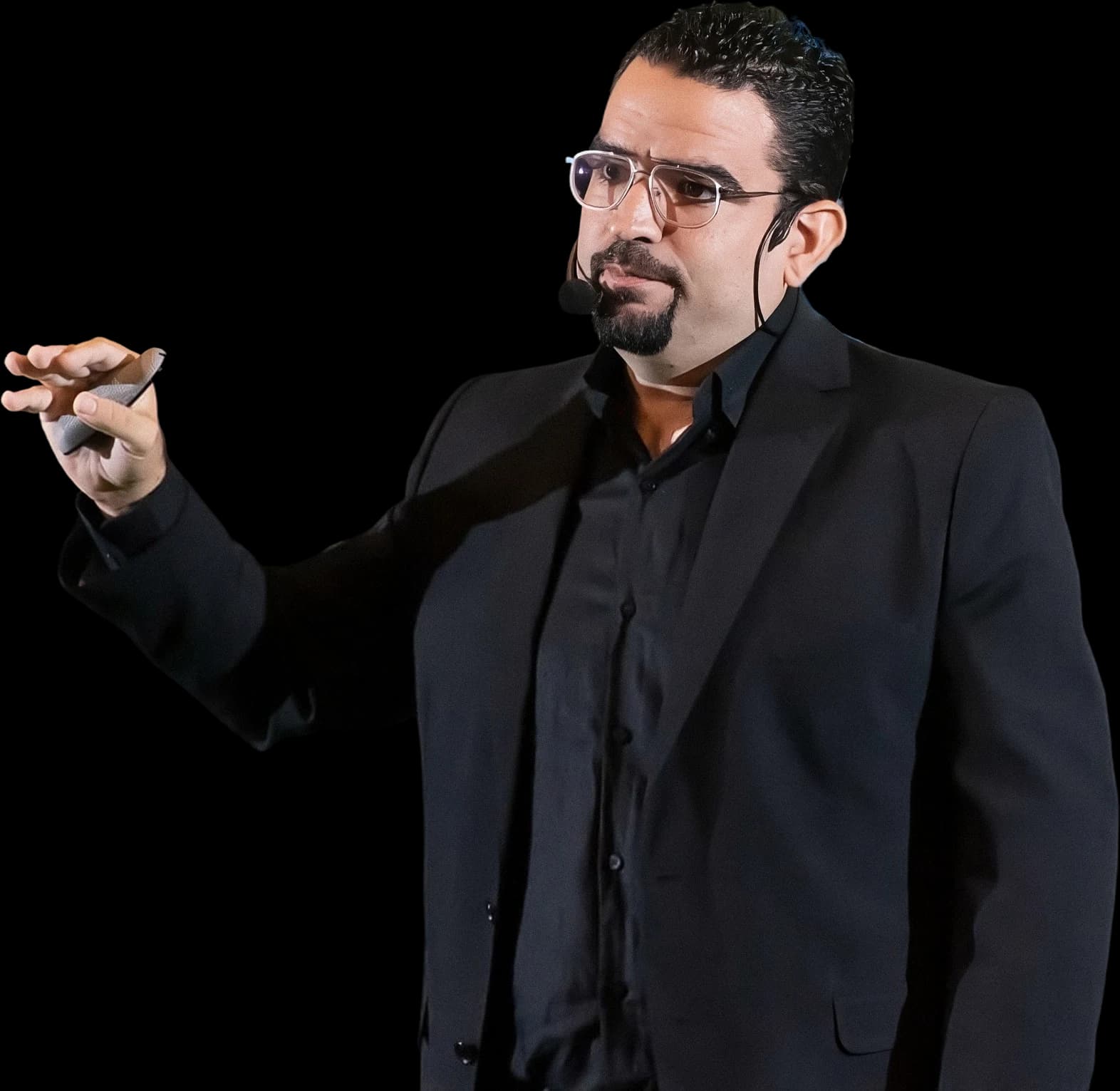 Richard Bocaranda explicando en un escenario